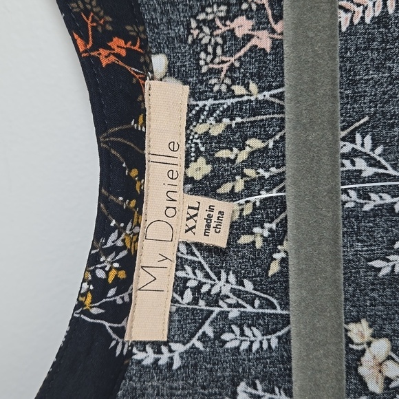 My Danielle Black Floral Top NWT - Picture 4 of 8